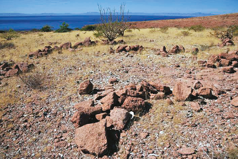 04 Formaciones circulares de roca, que la arqueóloga Harumi Fujita identificó como corralitos  Foto Héctor Montaño, INAH 