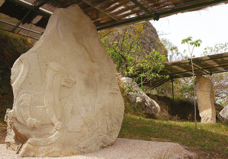 Tríada de los felinos  Este relieve olmeca de más de una tonelada y media de peso, con la imagen de tres felinos, y cuya antigüedad es de aproximadamente dos mil 800 años, puede ser apreciado en la Zona Arqueológica de Chalcatzingo, único sitio prehispánico que se conoce en el Centro de México con grandes bajorrelieves   Foto Héctor Montaño INAH