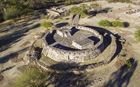 Sección A Corresponde a la zona de exploraciones iniciales formada por cuatro estructuras, dos de ellas restauradas y de forma rectangular, con columnas al frente que limitan los espacios de habitación; estas estructuras son parte de una plaza con basamento piramidal, altar central y otras estructuras sin explorar (montículos al norte y al oriente) 