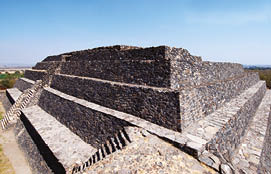 2017_Peralta, Guanajuato  El sitio arqueológico de Peralta se localiza en el municipio de Abasolo, en la parte suroeste del estado de Guanajuato; su arquitectura monumental constituye una de las mayores expresiones arquitectónicas de la población que vivió en El Bajío   Foto: Mauricio Marat, INAH _https:  www inah gob mx foto-del-dia 5900-foto-del-dia-peralta-guanajuato_20170207_fotodeldia_peralta