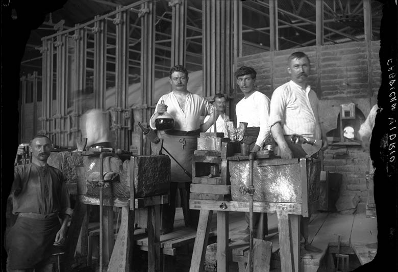 Titulo: Obreros de una  Fábrica de vidrio , Colección: Archivo Casasola, Lugar de asunto: México, D  F , México, Fecha de asunto: ca  1905, Fecha de toma: ca  1905, Proceso: Placa seca de gelatina 