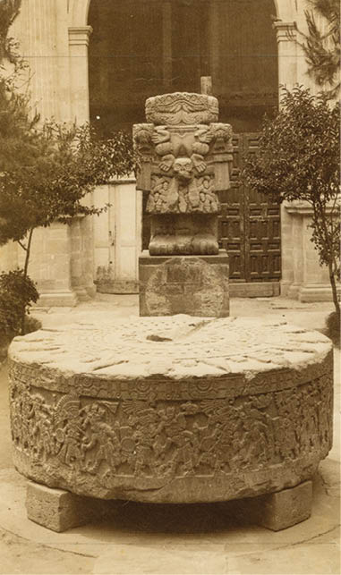 Título: Coatlicue y la Piedra de Tizoc en el patio del Antiguo Museo, ciudad de México, Fondo: Felipe, Autor: Felipe Teixidor, Lugar asunto: México, D F , México, Fecha de asunto: 1400-1521 DC, Proceso: Positivo a la albúmina 