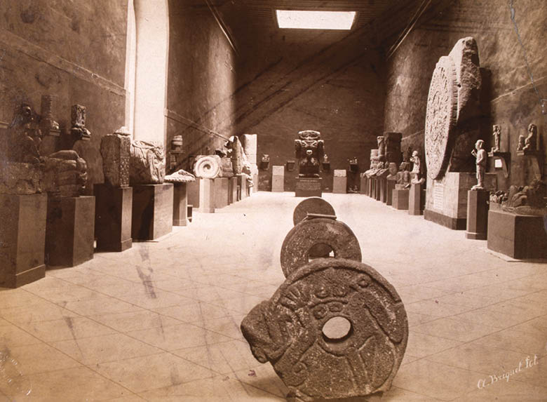 COATLICUE EXPUESTA EN LA GALERÍA DE MONOLITOS DEL MUSEO NACIONAL