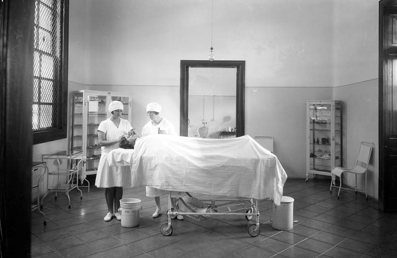 Título:  Hospital General , Enfermeras y paciente en sala de curaciones, Colección: Archivo Casasola, Autor: Casasola, Lugar de asunto: México, D F , México, Fecha de asunto: ca  1928, Fecha de toma: ca  1928, Proceso: Negativo de película de nitrocelulosa 