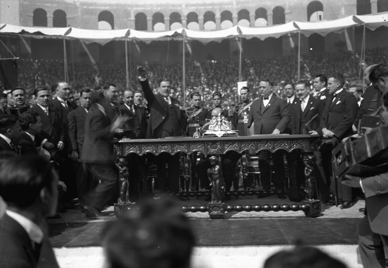 Título: Plutarco Elías Calles protesta como presidente de México, Fondo: Archivo Casasola, Autor: Casasola, Lugar de asunto: México, D F , México, Fecha de asunto: 30-11-1924, Fecha de toma: 30-11-1924, Proceso: Negativo de película de nitrato 