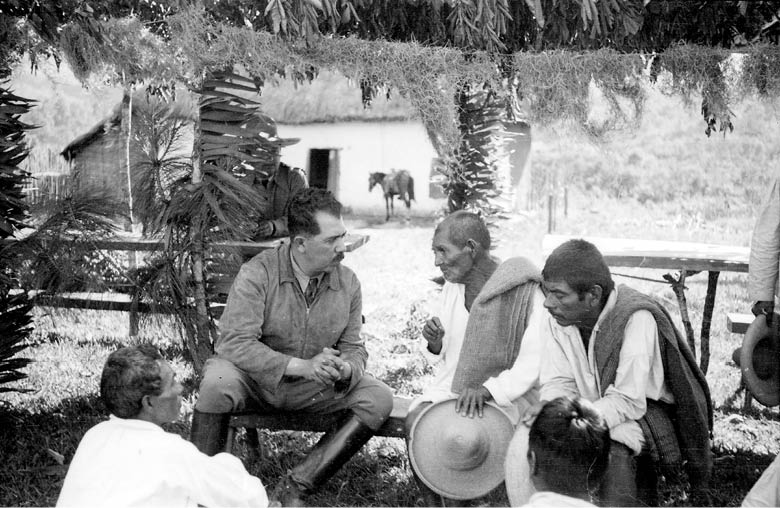 Título: Lázaro Cárdenas conversa con campesinos en un jardín, Colección: Archivo Casasola, Autor: Casasola, Lugar de asunto: México, D F , México, Fecha de asunto: ca  1935, Fecha de toma: ca  1935, Proceso: Placa seca de gelatina 