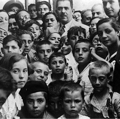 Título: Lázaro Cárdenas con niños españoles durante su visita a la Escuela Industrial México-España, Fondo: Archivo Casasola, Autor: Casasola, Lugar de asunto: Morelia, Michoacán, México, Fecha de asunto: 1937-1940, Proceso: Negativo de película de nitrato 