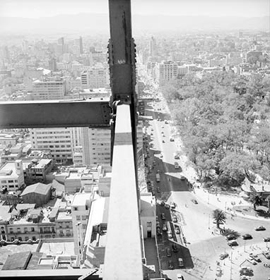 Título: Construcción de la Torre Latinoamericana, vista panorámica, Colección: Nacho López, Autor: Nacho López, Lugar de asunto: México, D F , México, Fecha de asunto: 10-1951, Fecha de toma: 10-1951, Proceso: Negativo de película de seguridad 