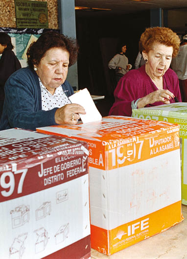 353 19672 MEXDF06JUL1997 - En las casillas, cientos de electores sufragaron en las elecciones para elegir al Jefe de Gobierno del  Distrito Federal  Foto: Germán Romero Cuartoscuro