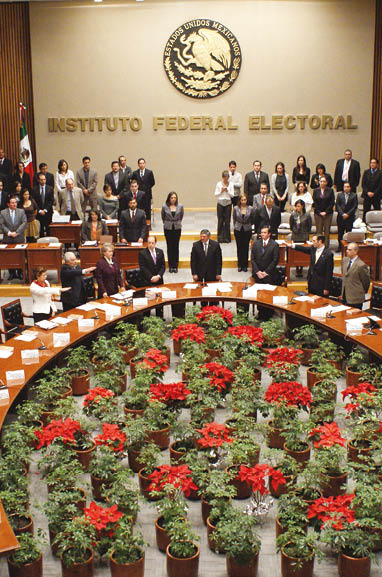 MEXICO, D F , 15DICIEMBRE2011 - Tras un ano de retraso por fin se conformo en su totalidad el consejo del IFE, con la integracion de Maria Marvan, Sergio Garcia Ramirez y Lorenzo Cordova  FOTO: IVAN MENDEZ CUARTOSCURO COM