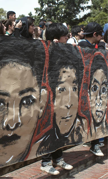 MÉXICO, D F , 15OCTUBRE2014 - Estudiantes de la UNAM realizaron una concentración frente a la Biblioteca Central para recibir a Carlos, joven estudiante de la Normal Rural de Ayotzinapa, que habló sobre el caso de sus 43 compañeros que desaparecieron el pasado 26 de septiembre en el municipio de Iguala   FOTO: ISAAC ESQUIVEL  CUARTOSCURO COM