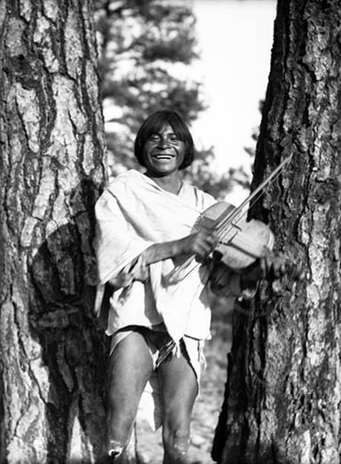 Título: Indigena Tarahumara con violín, Fondo: Archivo Casasola, Autor: Casasola, Lugar de asunto: Chihuahua, México, Fecha de asunto: ca  1935, Fecha de toma: ca  1935, Proceso: Negativo de película de nitrato 