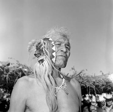 Título: Bailarin Yaqui durante un evento en una plaza pública, retrato, Fondo: Archivo Casasola, Autor: Casasola, Lugar asunto: Sonora, México, Fecha de asunto: ca  1960, Fecha de toma: ca  1950, Proceso: Negativo de película de seguridad 