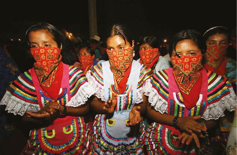 Miembros del Ejercito Zapatista de Liberación Nacional en el Caracol de La Garrucha, festejan el XII aniversario del levantamiento armado, horas antes de la salida de la marcha nacional denominada  La otra campaña   Chiapas Foto  Rafael Durán   Chiapas  01 de Enero de 2006