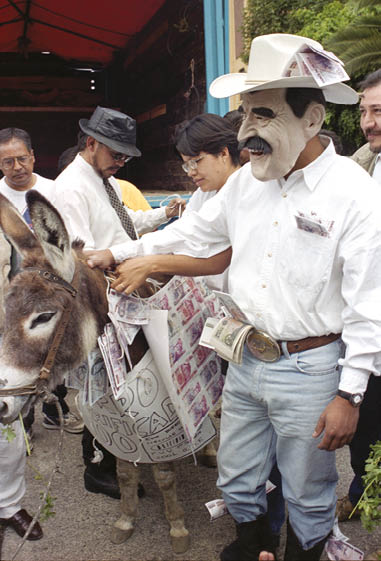 CIUDAD DE MÉXICO, 27 DE MAYO DE 2001 - GERARDO FERNANDEZ NOROÑA   ENTREGA OFICIAL DE UN BURRO EN PALACIO NACIONAL   DEUDORES DE LA BANCA   Gerardo Fernández Noroña, líder de los deudores de la banca, entregó simbólicamtne un burro forrado de billetes a Palacio Nacional  Foto: El Jicote   Cuartoscuro com