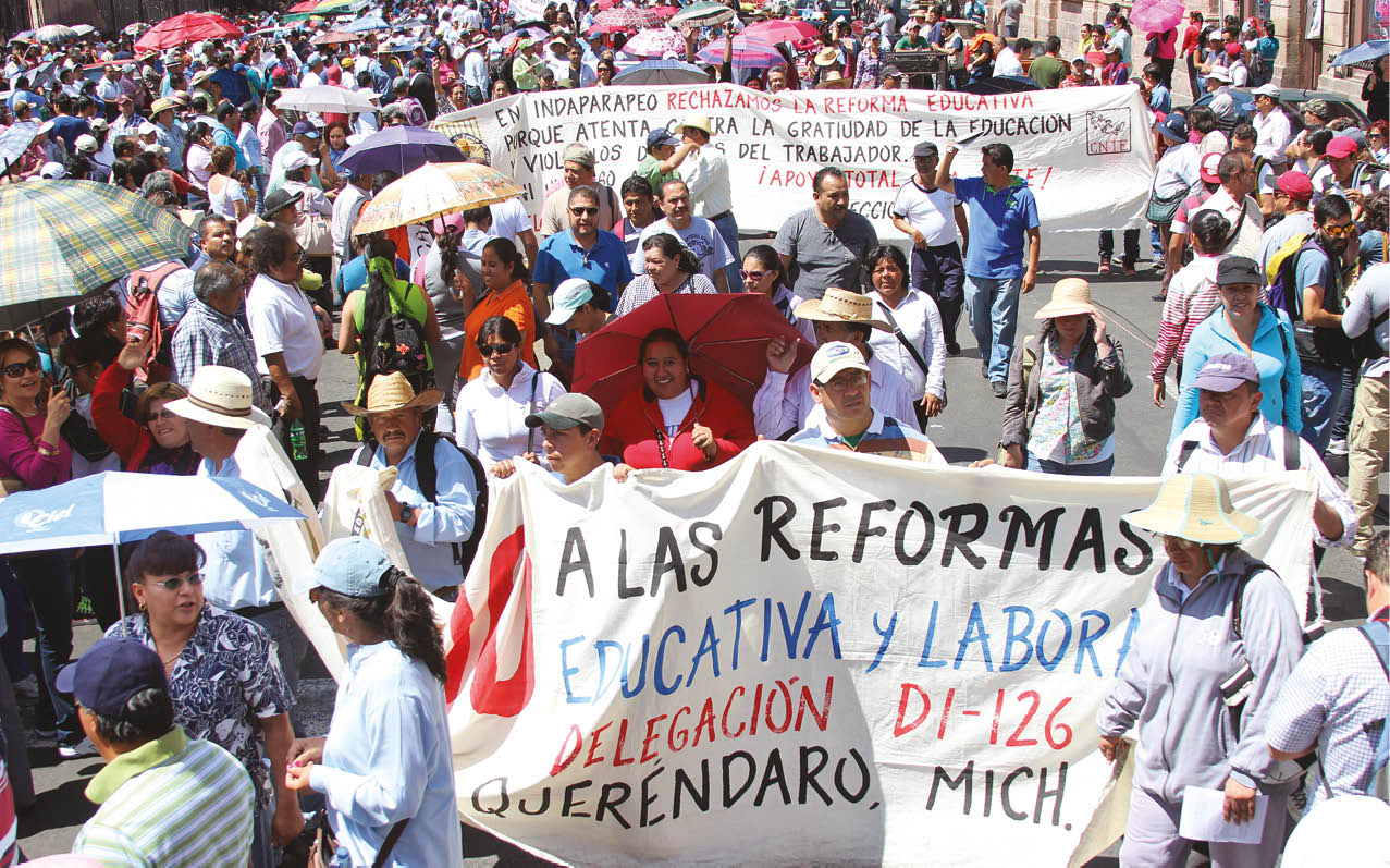 MORELIA, MICHOACÁN  04MARZO2014  Maestros de la Coordinadora Nacional de Trabajadores de la Educación (CNTE) realizan una movilización masiva complicando la circulación vial en Morelia  Los manifestantes rechazan la reforma educativa y la aprobación de la Ley Estatal de Educación  FOTOJUAN JOSÉ ESTRADA SERAFÍN CUARTOSCURO COM
