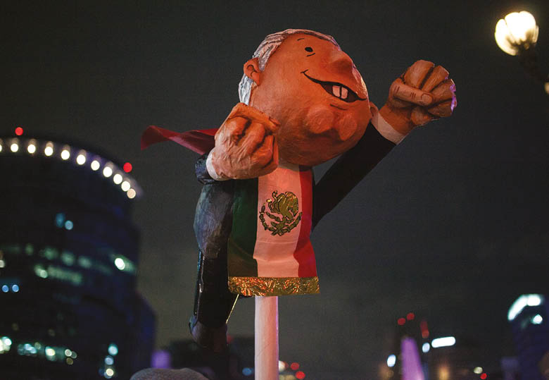 Simpatizantes de Andrés Manuel López Obrador celebran su triunfo electoral en el Ángel de la Independencia 