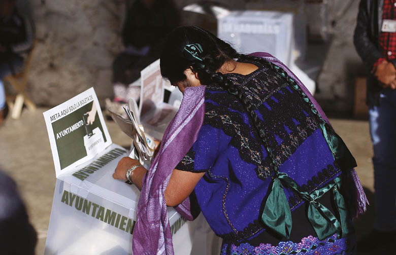 SAN CRISTOBAL DE LAS CASAS, CHIAPAS, 01JULIO2018 - Al rededor de 150 mujeres y hombres tsosiles desplazados del municipio de Chenalhó votaron en una casilla especial, dentro del campamento en el que se encuentra desde el 26 de mayo de 2016  Después de una disputa poselectoral por la presidencia municipal, este grupo de 250 personas salió del ejido Puebla tras el hostigamiento de un grupo paramilitar  El Instituto Nacional Electoral ordenó la instalación de esta casilla especial después de la solicitud de la comunidad, del Centro de Derechos Humanos Ku untik, la Comisión Nacional de de Derechos Humanos y la ONU  FOTO: PEDRO ANZA  CUARTOSCURO COM