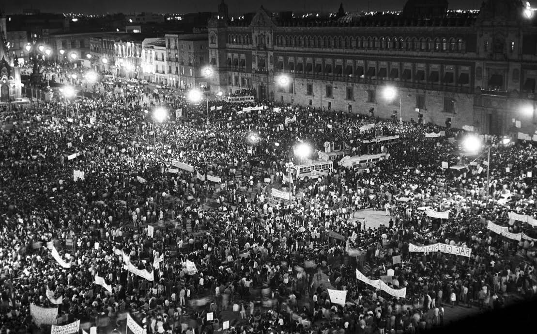 La manifestación del 27 de agosto a su llegada al zócalo, 27 de agosto de 1968 FotografíaMuseo Archivo Fotográfico de la Ciudad de México