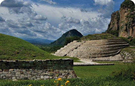 Héctor Montaño  Zona Arqueológica de Chalcatzingo, Morelos  2016  Fotografía  Secretaría de Cultura INAH MX 