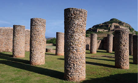 https:  www inah gob mx foto-del-dia 5850-la-quemada-2_La Quemada    Este sitio arqueológico representa el asentamiento monumental más relevante en el centro norte de México por su arquitectura; la antigua urbe fue un centro rector que logró concentrar en su entorno 220 asentamientos con funciones y tamaños distintos     Foto Mauricio Marat INAH