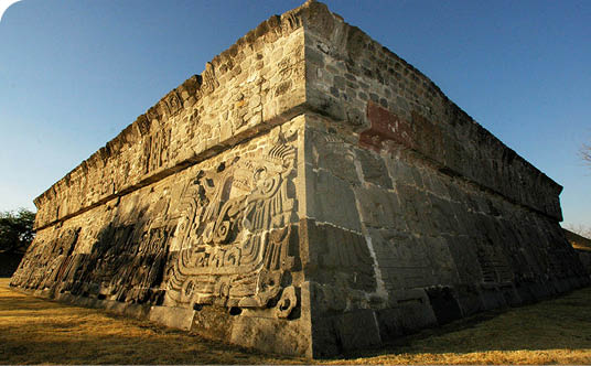 https:  www inah gob mx foto-del-dia 5442-foto-del-dia-templo-de-la-serpiente-emplumada-xochicalco_Templo de La Serpiente Emplumada  Xochicalco  Este edificio es uno de los más bellos e interesantes de esta zona arqueológica  Sobresale por los relieves grabados a los costados del monumento, cuyos motivos principales se refieren a dicha deidad          Foto: Mauricio Mara t INAH