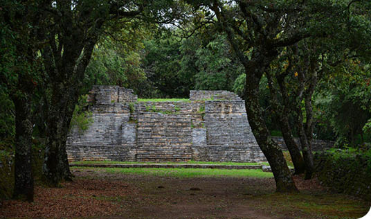 https:  www inah gob mx foto-del-dia 5340-toluquilla_Toluquilla  Esta antigua ciudad, localizada sobre una meseta cercana al municipio queretano de San Joaquín, consta de 120 edificios distribuidos en su cima  Cuartos, plazas y templos se hallan alrededor de sus cuatro canchas de Juego de Pelota  Foto Mauricio Marat INAH