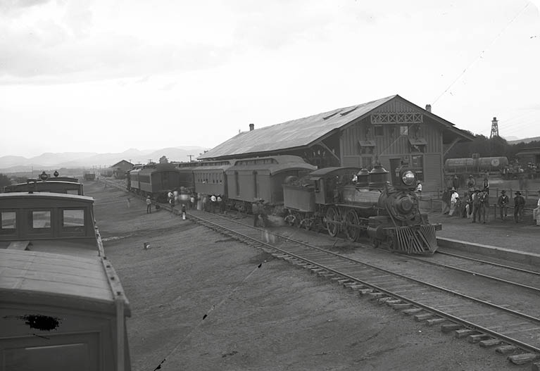 Título: Estación de ferrocarriles de Silao, panorámica, Fondo: C  B  Waite  W  Scott, Autor: Winfield Scott, Lugar de Asunto: Silao, Guanajuato, México, Fecha de Asunto: ca  1908, Proceso: Placa seca de gelatina 