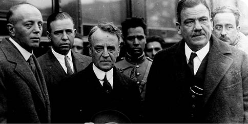 642045 Título: Plutarco Elías Calles con el embajador norteamericano Dwight Whitney Morrow a su arribo a la ciudad de México, Colección: Archivo Casasola, Lugar de asunto: México, D F , México, Fecha de asunto: 1928, Fecha de toma: 1928, Proceso: Impresión plata sobre gelatina 