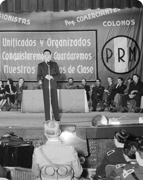 66826 Título: Miembro del Partido de la Revolución Mexicana pronuncia un discurso, Colección: Archivo Casasola, Autor: Casasola, Lugar de asunto: México, D F , México, Fecha de asunto: ca  1940, Fecha de toma: ca  1940, Proceso: Negativo de película de nitrocelulosa 