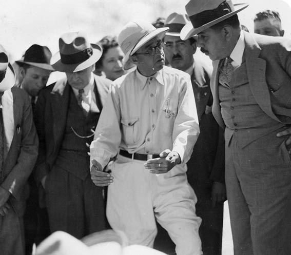 Título: Alfonso Caso da explicación sobre los descubrimientos arqueológicos al presidente Gral  Lázaro Cárdenas, Colección: Jorge R  Acosta, Lugar asunto: Monte Albán, Oaxaca, México, Fecha de asunto: 1937, Fecha de toma: 1937, Proceso: Impresión plata sobre gelatina 