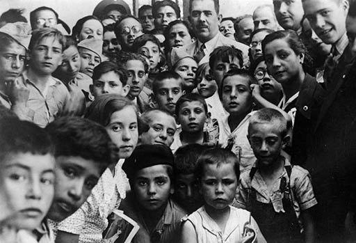 Título: Lázaro Cárdenas con niños españoles durante su visita a la Escuela Industrial México-España, Fondo: Archivo Casasola, Autor: Casasola, Lugar de asunto: Morelia, Michoacán, México, Fecha de asunto: 1937-1940, Proceso: Negativo de película de nitrato 