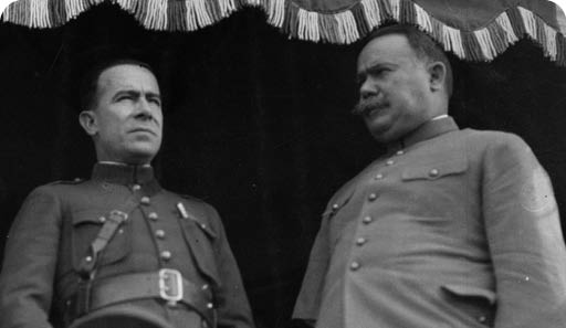 Título: Alvaro Obregón, Francisco Serrano y Fausto Topete en el tren presidencial, Fondo: Archivo Casasola, Autor: Casasola, Lugar de asunto: Apizaco, Tlaxcala, México, Fecha de asunto: ca  1923, Fecha de toma: ca  1923, Proceso: Negativo de pelicula de nitrocelulosa 