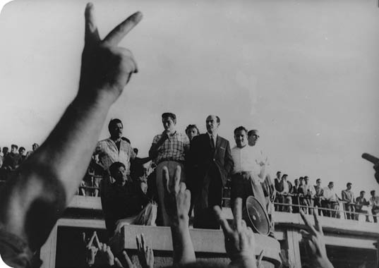 MITIN DE SALVADOR NAVA EN UNA ESTACIÓN    DE FERROCARRIL, 1961;    ARCHIVO CARLOS MARTÍNEZ ASSAD