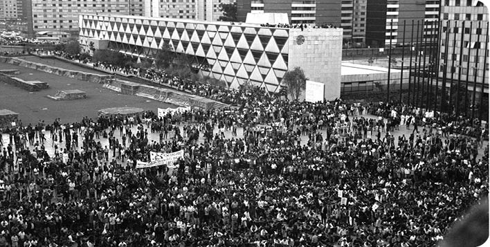 Manifestación estudiantil en la plaza de las tres culturas 7  de septiembre de 1968 Museo Archivo Fotográfico de la Ciudad de México