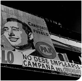 240902 Título: Cartel con el retrato de Luis H  Álvarez, candidato a la presidencia de México por el Partido Acción Nacional, Colección: Archivo Casasola, Autor: Casasola, Lugar de asunto: León, Guanajuato, México, Fecha de asunto: 1958, Fecha de toma: 1958, Proceso: Negativo de película de seguridad    