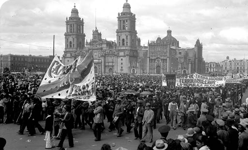 Título: Manifestación de ferrocarrileros en el Zócalo, Fondo: Archivo Casasola, Autor: Casasola, Lugar de Asunto: México, D F , México, Fecha de asunto: ca  1936, Fecha de toma: ca  1936, Proceso: Negativo de película de nitrocelulosa 