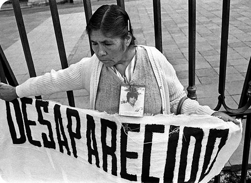 Plantón del Frente Nacional contra la Represión en la Catedral Metropolitana  Desalojo de la policía  230588  Foto Marco Antonio Cruz