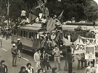 470066 Título: Estudiantes y trabajadores universitarios marchan por las calles en conmemoración del movimiento de 68', Colección: Incremento Acervo, Lugar de asunto: México, D F , México, Fecha de asunto: 1978, Fecha de toma: 1978, Proceso: Impresión plata sobre gelatina 