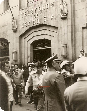 936661 Título: Manifestación frente a las oficinas de teléfonos de México, Colección: Instituto de Estudios Obreros Rafael Galván, Lugar de asunto: México, Fecha de asunto: ca  1976, Fecha de toma: ca  1976, Proceso: Impresión plata sobre gelatina 