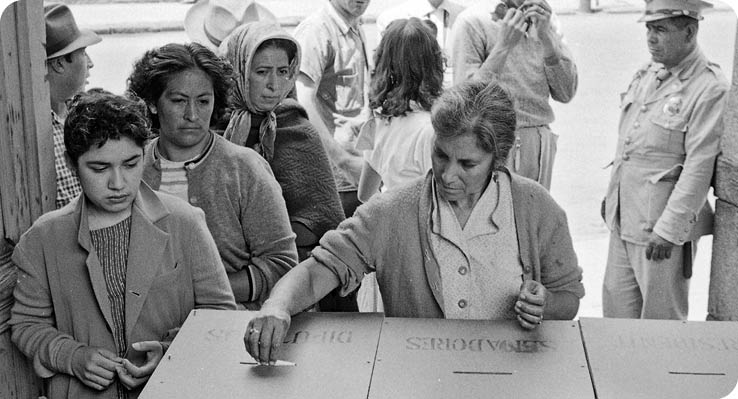 385896 Título: Mujer emite voto en una urna, elecciones presidenciales, Colección: Nacho López, Autor: Nacho López, Lugar de asunto: México, D F , México, Fecha de asunto: 1958, Fecha de toma: 1958, Proceso: Negativo de película de seguridad  